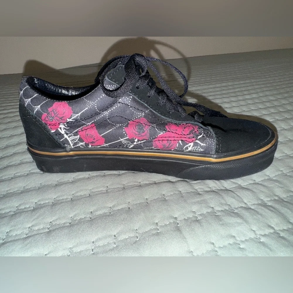 Vans Old Skool Black Spider Roses size 4 mens 5.5 women’s sneakersVGUC worn once